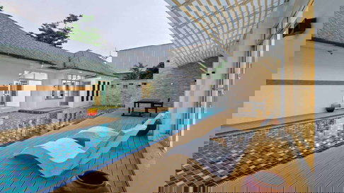 5-bedroom Luxury pool villa for sale near Robinson Chalong, Phuket Town.