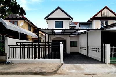 บ้านแฝด ถนนติวานนท์ : บ้านแฝด 2 ชั้น รีโนเวทใหม่ หมู่บ้านลานทอง ติวานนท์-ปากเกร็ด สวย พร้อมอยู่ ทำเลดีติดถนนใหญ่