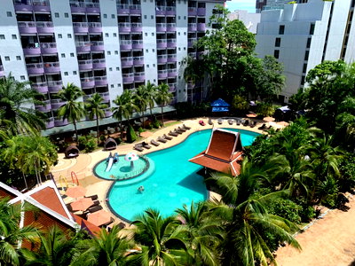 Condos for rent Soi Buakhao : For Rent Grand Avenue Beautiful Corner Room Pool View