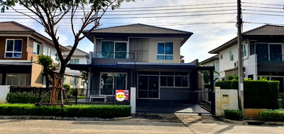 เช่าบ้านเดี่ยว ถนนฉลองกรุง : 🏡 ให้เช่าและปล่อยขาย บ้านเดี่ยวทำเลดี พฤกษ์ลดา สุวรรณภูมิ 3 ห้องนอน 3 ห้องน้ำ บรรยากาศร่มรื่น ถนนเมน หน้าบ้านกว้าง