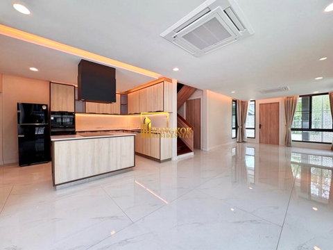 Modern 3 Bedroom House For Rent in Thonglor Area - BR28276SH