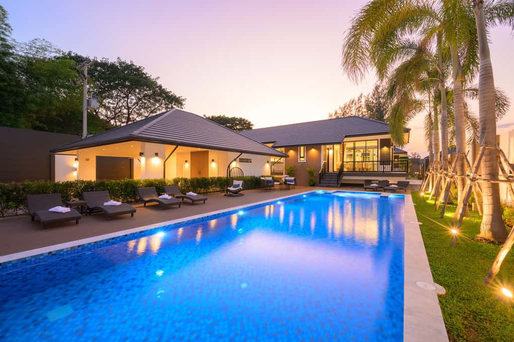 รูป Luxury Pool Villa พูลวิลล่าส่วนตัว หรูหรา มีระดับ ใจกลางเมือง สัมผัสความเหนือระดับ กับดีไซน์ที่โดดเด่น Mood และ Tone สุดพิเศษ ตอบโจทย์ทุกไลฟ์สไตล์ - รูปที่ 1/37
