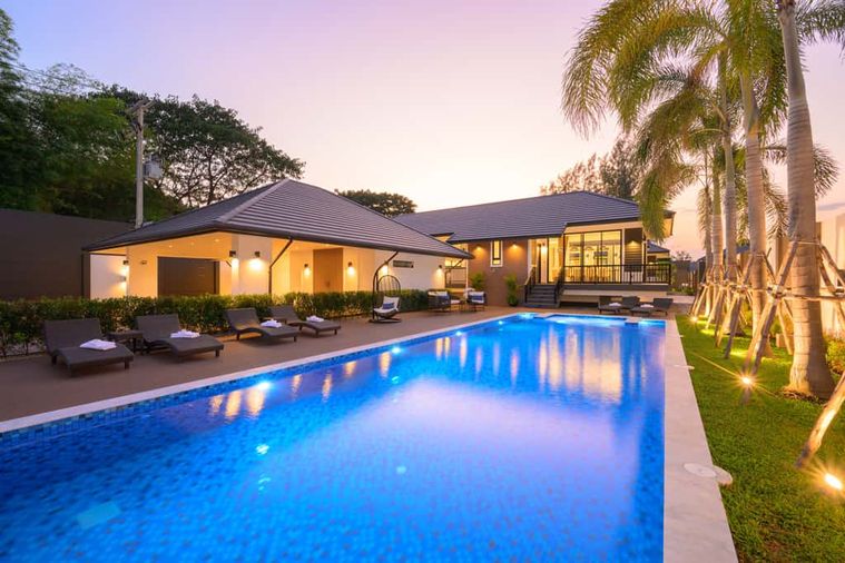 Luxury Pool Villa พูลวิลล่าส่วนตัว หรูหรา มีระดับ ใจกลางเมือง สัมผัสความเหนือระดับ กับดีไซน์ที่โดดเด่น Mood และ Tone สุดพิเศษ ตอบโจทย์ทุกไลฟ์สไตล์