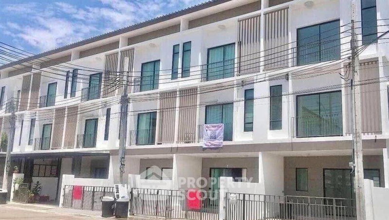 ขายทาวน์โฮม : ทาวน์เฮ้าส์ 3-ห้องนอน ที่ พาทิโอ ศรีนครินทร์-พระราม9 ใกล้ กรุงเทพกรีฑา (ID 2025525)