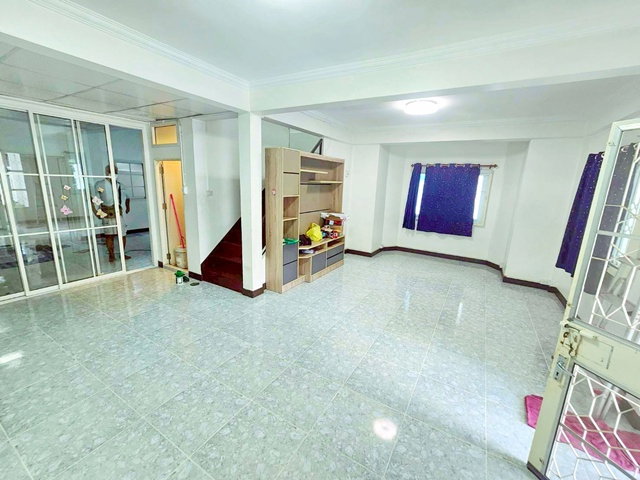 รูป บ้านเดี่ยว 4 นอน 2 น้ำ MRTเดอะมอลล์ บางกะปิ 400 ม. 50 ตร.ว. 200 ตร.ม. MRT บางกะปิ 800 ม. บิ๊กซี ลาดพร้าว 900 ม. โลตัส บางกะปิ 900 ม. - รูปที่ 4/8