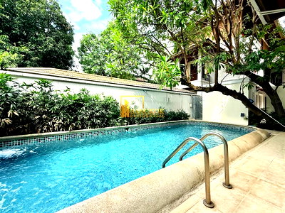 Houses for rent Soi Sukhumvit 71 : Baan Mint | Charming 4 Bedroom House With Pool in Ekkamai - BR7941SH