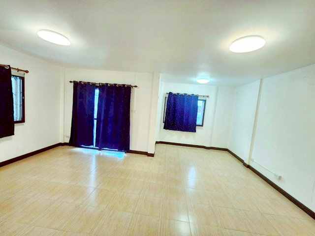 รูป บ้านเดี่ยว 4 นอน 2 น้ำ MRTเดอะมอลล์ บางกะปิ 400 ม. 50 ตร.ว. 200 ตร.ม. MRT บางกะปิ 800 ม. บิ๊กซี ลาดพร้าว 900 ม. โลตัส บางกะปิ 900 ม. - รูปที่ 5/8