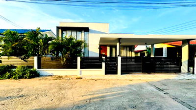 Houses for sale Sanctuary of Truth : Pool villa for sale in Pattaya-Naklua, beachfront location. Beautiful house, close to the beach.