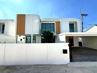 บ้านเดี่ยว หางดง เชียงใหม่ : ขาย พลูวิลล่า หางดง สร้างเพิ่งเสร็จ ที่ดิน 67ตรว.  พื้นที่ใช้ 280 ตรม.  4 ห้องนอน รับสุนัข