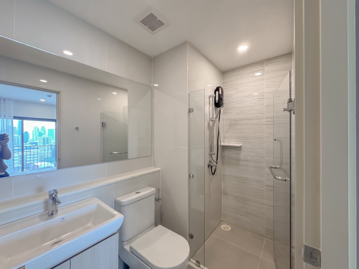 รูป Condo ย่านพระราม 4 เชื่อมอโศก | ห้องใหม่ | ชั้นสูง | วิวสูง | เงียบสงบ - รูปที่ 9/10