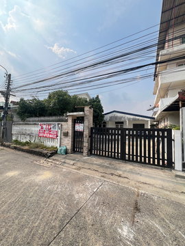 Single house for sale in Ladprao, Chokchai 4.