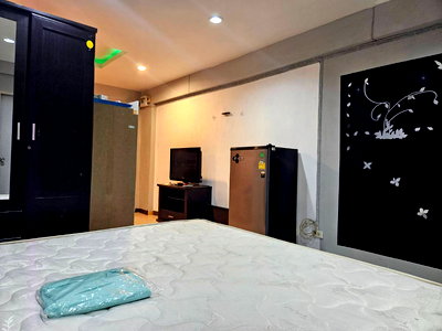 Condos for rent Bangkok : One room available, 28 sq.m., 7th floor, Ramkhamhaeng 24/3, near Huamark Police Station.