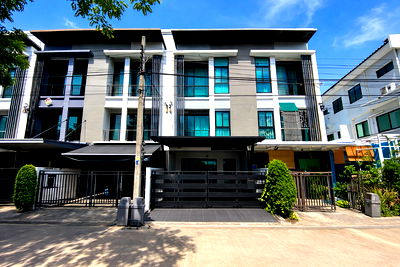 Townhouses for rent Ratchaphak Technology And Management College : For Rent: Modern 3-Storey Townhome at Baan Klang Muang Rama 9 – Ramkhamhaeng | Move-in Ready | Prime City Location Near Expressway
