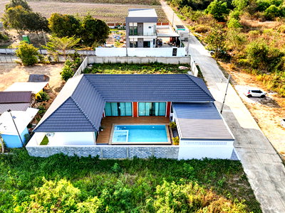 บ้านเดี่ยว ชลบุรี : ขายพูลวิลล่าทำเลทอง ใกล้ทะเล บางเสร่ - บ้านสวย พร้อมอยู่ บรรยากาศเงียบสงบ