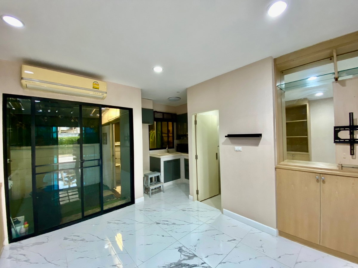 รูป ให้เช่า บ้านกลางเมือง พระราม 9 – รามคำแหง ทาวน์โฮม 3 ชั้น สภาพใหม่ ทำเลศักยภาพ ใกล้ทางด่วนและ Airport Link - รูปที่ 11/34