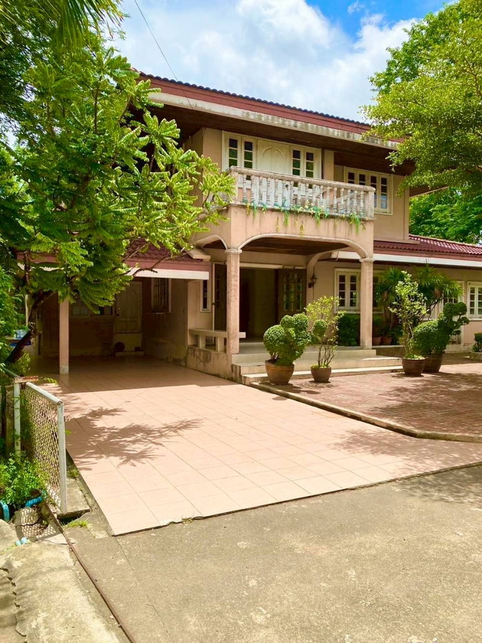 รูป ขายที่ดินพร้อมบ้านเดี่ยว 2 ชั้น สไตล์คลาสสิก กรุงเทพนนท์ 14 ทำเลดี ใกล้ MRTแยกติวานนท์ 150 เมตร - รูปที่ 1/20