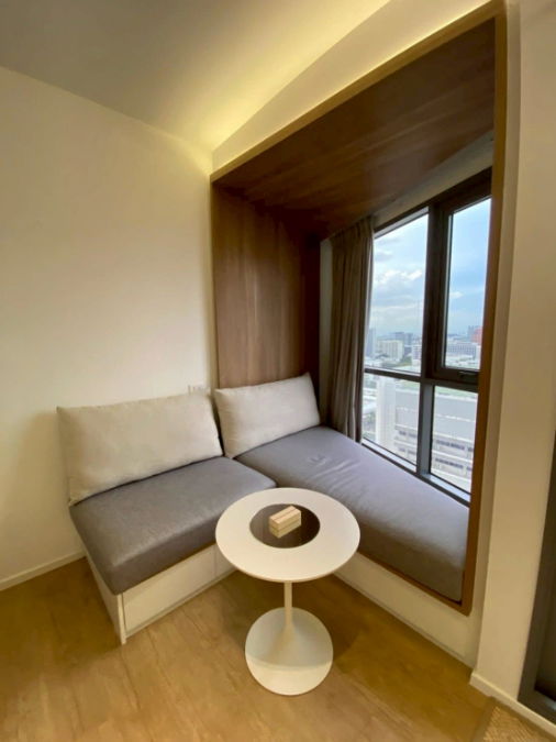 รูป ☁️ มุมนั่งชิลริมหน้าต่าง มีมุมโปรดไว้พักใจในทุกวัน ✨ วิวเมืองสวยที่ Triple Y Residence 🏙️ - รูปที่ 4/7