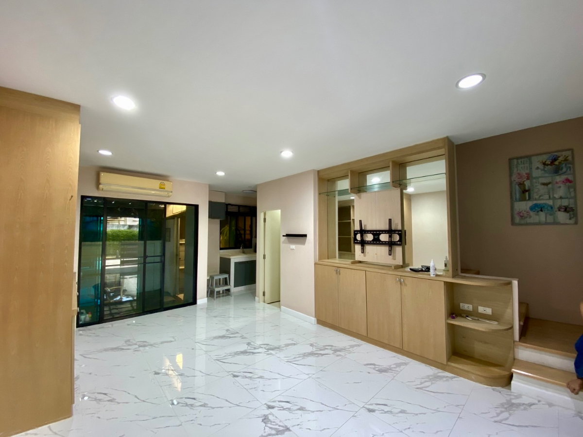 รูป ให้เช่า บ้านกลางเมือง พระราม 9 – รามคำแหง ทาวน์โฮม 3 ชั้น สภาพใหม่ ทำเลศักยภาพ ใกล้ทางด่วนและ Airport Link - รูปที่ 3/34