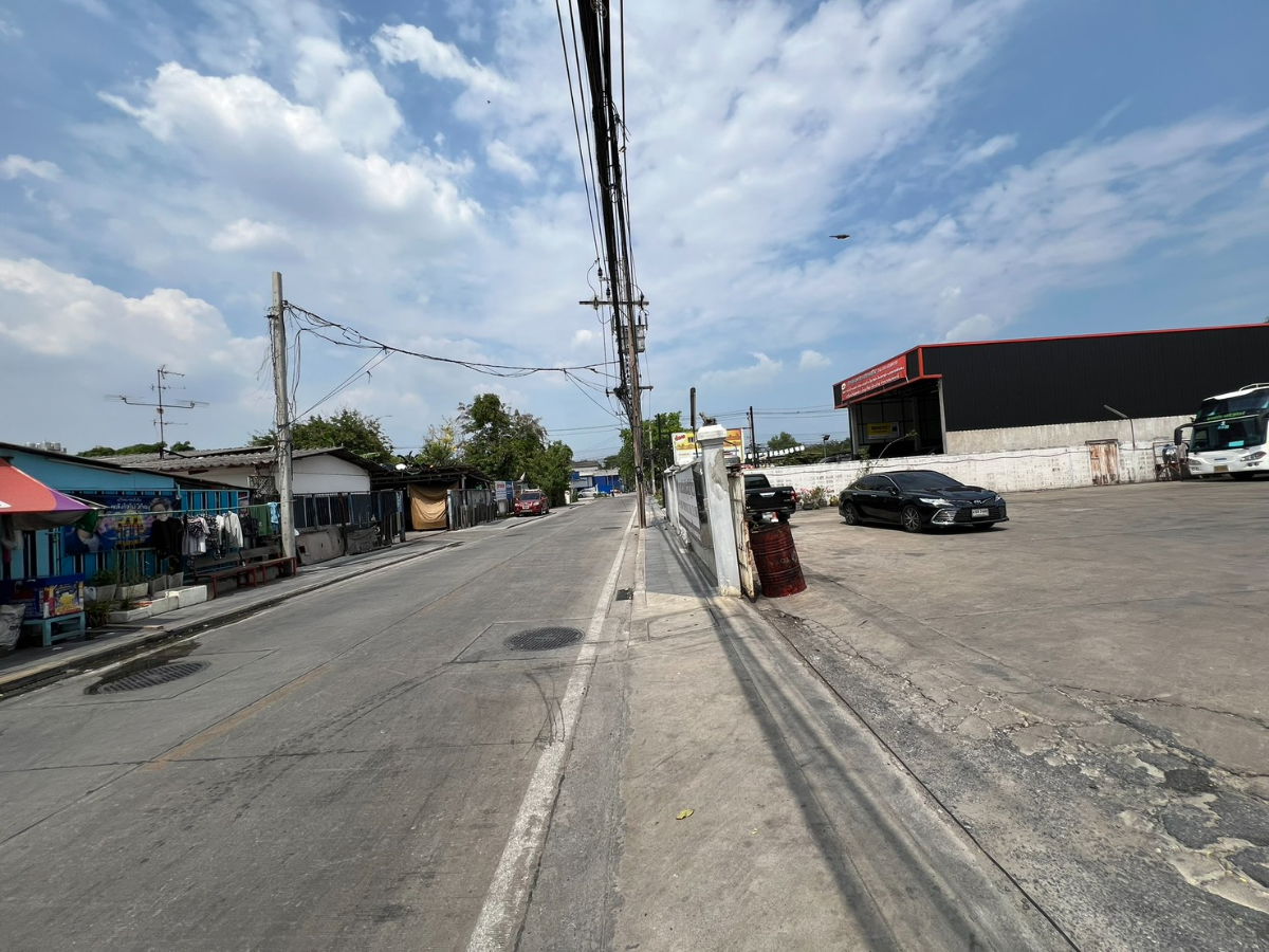 รูป ที่ดินแปลงมุม 299 ตรว รามอินทรา 23 ใกล้ MRT ลาดปลาเค้า 1.2 กม หน้ากว้าง 28.5 ม ถนน 10 ม เดินทางสะดวก ทะลุได้หลายทาง เหมาะสร้าง บ้านเดี่ยว Home Office - รูปที่ 4/6