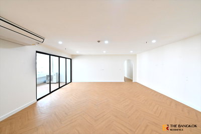 Condos for sale : 🏙 Large 3-Bedroom Condo at Exclusive Price , Prestige Tower near  MRT Sukhumvit