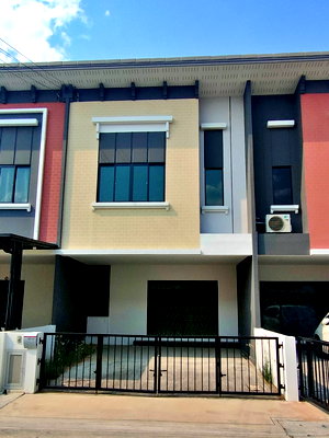 Townhouses for rent Khlong 4 Road : Newly built Townhome for Rent : Chewa Home Wongwaen - Lamlukka,  Pathum Thani