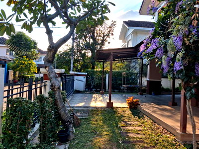 บ้านเดี่ยว ถนนเสรีไทย : บ้านเดี่ยว ขายขาดทุน หมู่บ้านเศรษฐสิริ ถนนใหญ่เสรีไทย ใกล้สวนสยาม รถไฟฟ้าสายสีส้มและสายสีชมพู โทร 099 405 5324
