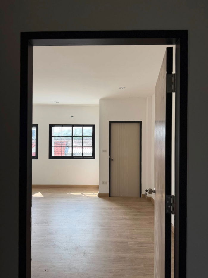 รูป 🏡 ทาวน์เฮาส์รีโนเวทใหม่ ใกล้เมืองโซนวิชิต พร้อมอยู่ ราคาเพียง 3.39 ล้าน - รูปที่ 3/14