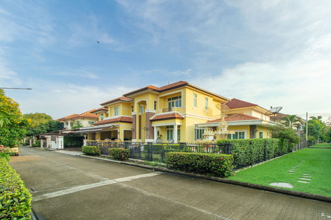 บ้านพร้อมที่ดิน เดอะแกรนด์พระรามสอง ตกแต่งภายในสไตล์ Modern Classic โดยทีมออกแบยตกแต่งภายในจาก" บ้านในฝัน" หลังมุมริมทางเดินสนามหญ้า