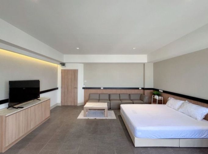 For rent, Grand Palace, Building A, 9th floor.