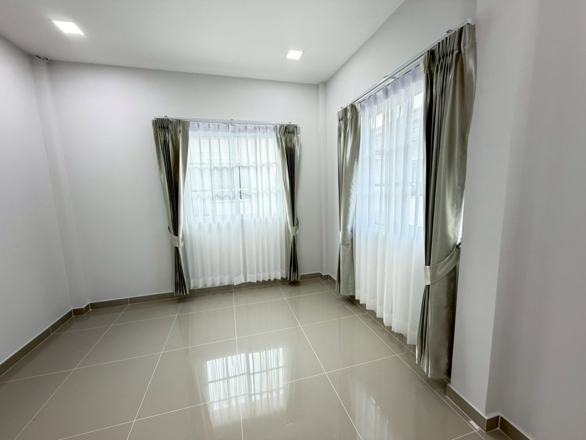 รูป บ้านแฝด ตกแต่งรีโนเวทใหม่ ทำเลดี กว้างขวาง ราคาถูก หมู่บ้าน พร้อมพัฒน์ พรีว่า ถนนปัญญาเนเชอรัลปาร์ค ปัญญาอินทรา คลองสามวา พร้อมเฟอร์นิเจอร์สวยๆ - รูปที่ 19/23