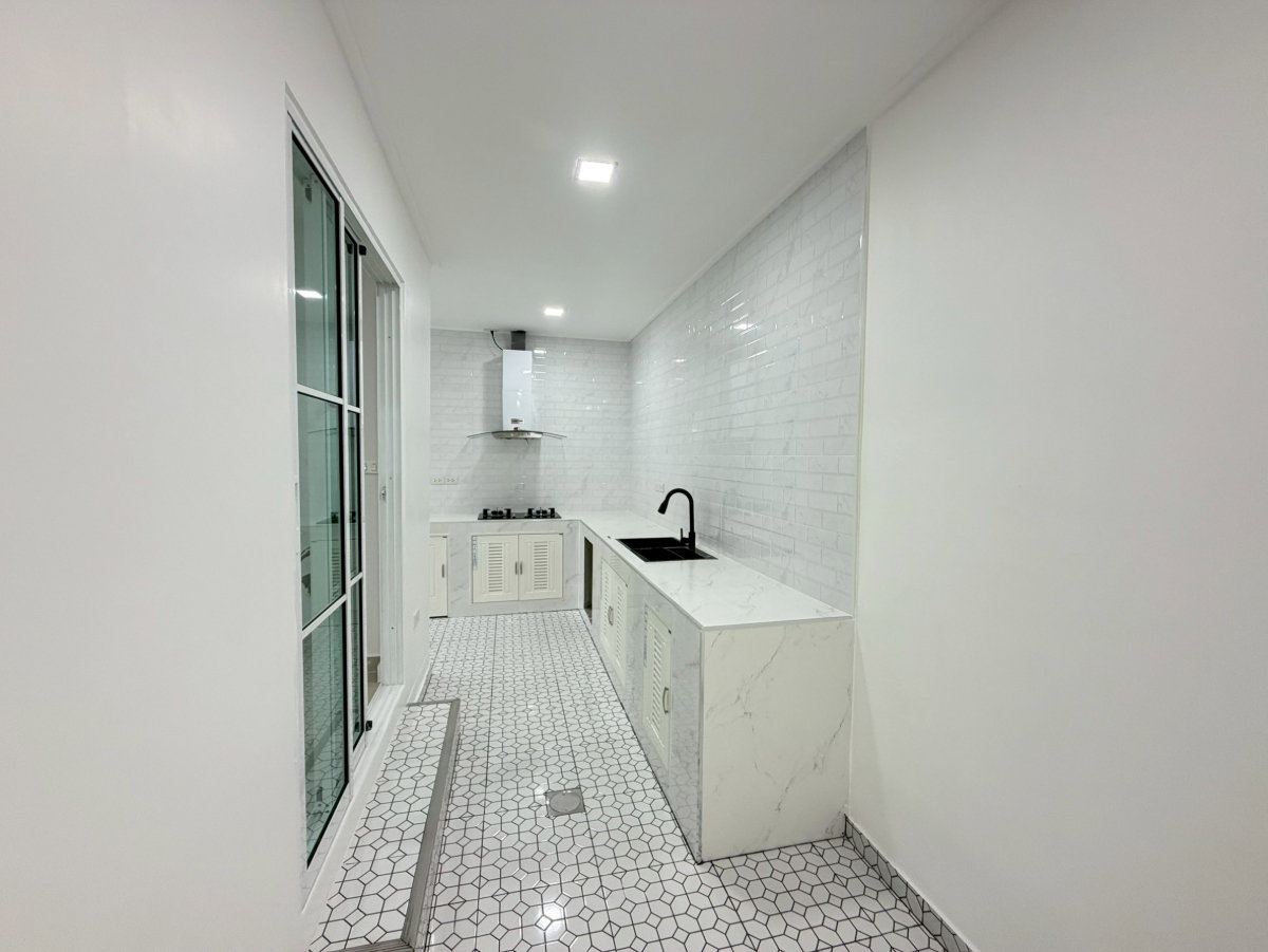 รูป บ้านแฝด ตกแต่งรีโนเวทใหม่ ทำเลดี กว้างขวาง ราคาถูก หมู่บ้าน พร้อมพัฒน์ พรีว่า ถนนปัญญาเนเชอรัลปาร์ค ปัญญาอินทรา คลองสามวา พร้อมเฟอร์นิเจอร์สวยๆ - รูปที่ 12/23