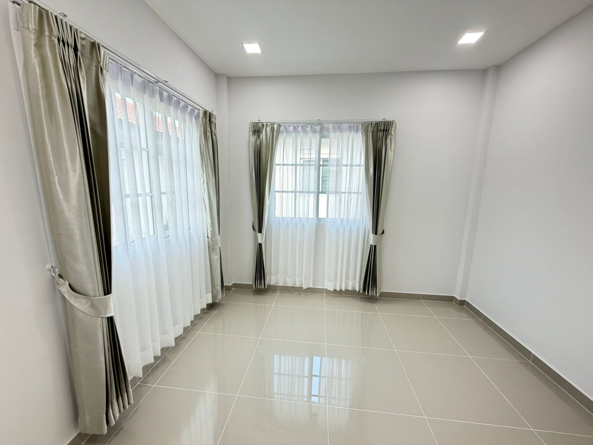 รูป บ้านแฝด ตกแต่งรีโนเวทใหม่ ทำเลดี กว้างขวาง ราคาถูก  หมู่บ้าน พร้อมพัฒน์ พรีว่า ถนนปัญญาเนเชอรัลปาร์ค ปัญญาอินทรา คลองสามวา พร้อมเฟอร์นิเจอร์สวยๆ - รูปที่ 18/23