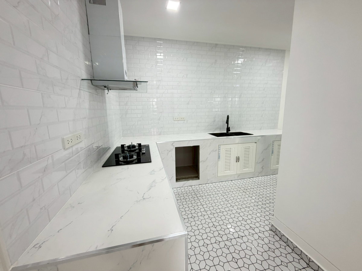รูป บ้านแฝด ตกแต่งรีโนเวทใหม่ ทำเลดี กว้างขวาง ราคาถูก หมู่บ้าน พร้อมพัฒน์ พรีว่า ถนนปัญญาเนเชอรัลปาร์ค ปัญญาอินทรา คลองสามวา พร้อมเฟอร์นิเจอร์สวยๆ - รูปที่ 13/23