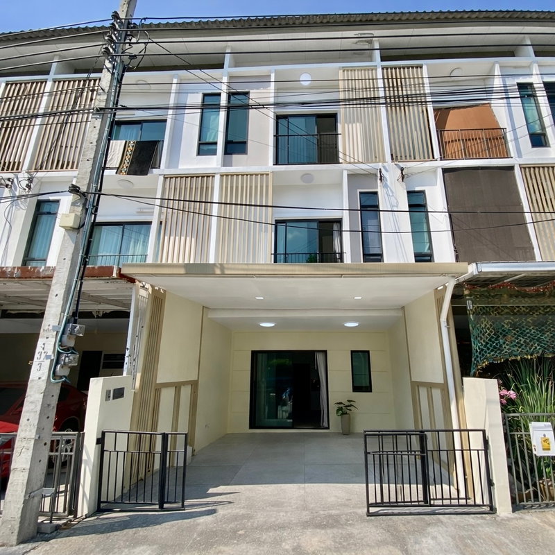 ขายทาวน์โฮม : ขายด่วน ราคาดีมาก ทาวน์โฮม 3 ชั้น รีโนเวทใหม่ PATIO ศรีนครินทร์–พระราม 9 ทำเลกรุงเทพกรีฑา