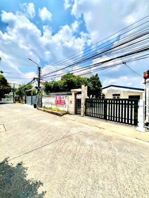 Houses for sale Lat Phrao Wang Hin Road : For Sale: Secondhand house in Chokchai 4, Wang Hin, Nak Niwas, Ladprao-Wang Thonglang area.