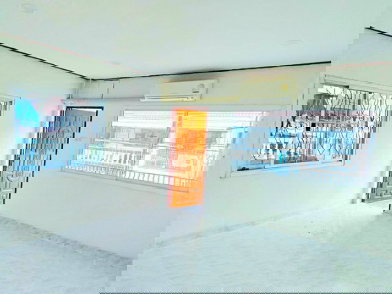 รูป วิภาวดีรังสิต70-80 ทาวน์เฮ้าส์ให้เช่า 3 นอน สนามบินดอนเมือง 850 ม. 2น้ำ ดอนเมืองโทลล์เวย์ 24 ตร.ว.192 ตร.ม. พร้อมแอร์ และเฟอร์ฯ - รูปที่ 2/8