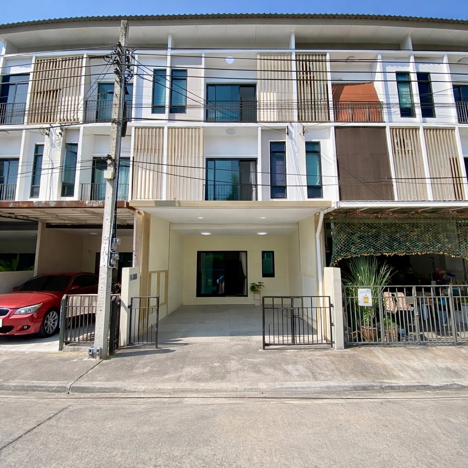 รูป ขายด่วน ราคาดีมาก ทาวน์โฮม 3 ชั้น รีโนเวทใหม่ PATIO ศรีนครินทร์–พระราม 9 ทำเลกรุงเทพกรีฑา - รูปที่ 30/39