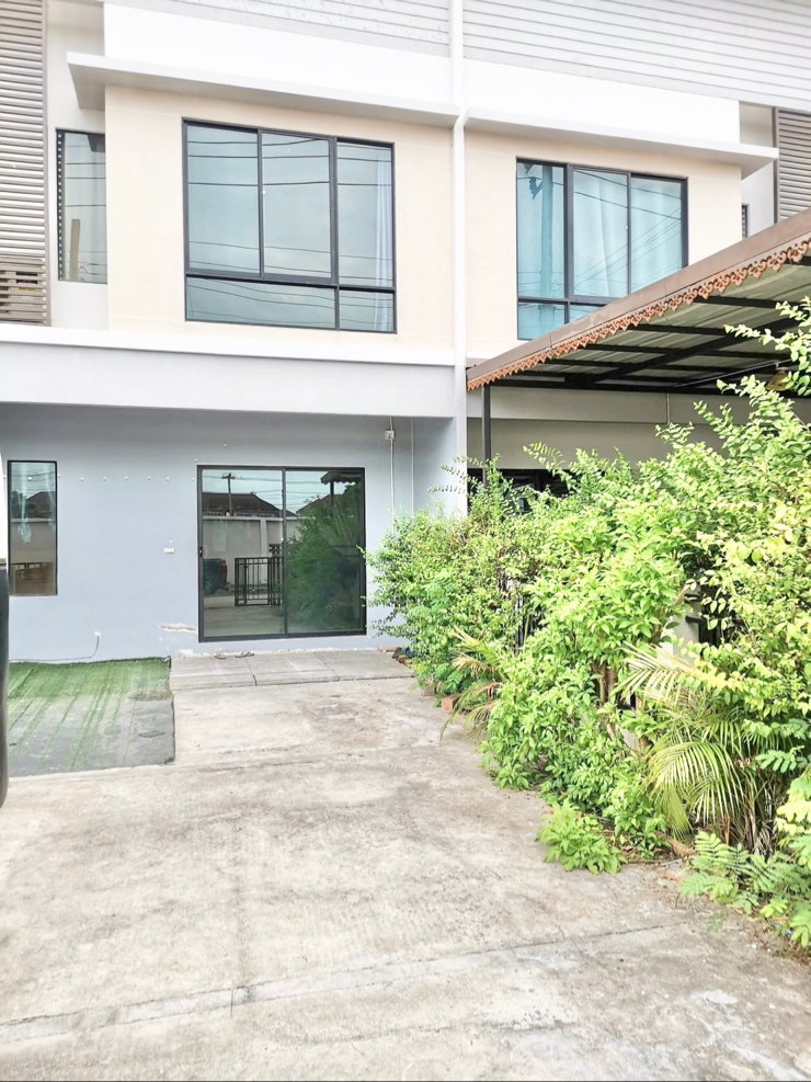 ทาวน์โฮมให้เช่า : ให้เช่าโมดิวิลล่า บางบัวทอง (Modi Villa Bang Bua Thong) ติดถนนกาญจนาภิเษก ใกล้ตลาดบางบัวทอง , ตลาดสมบัติบุรี 