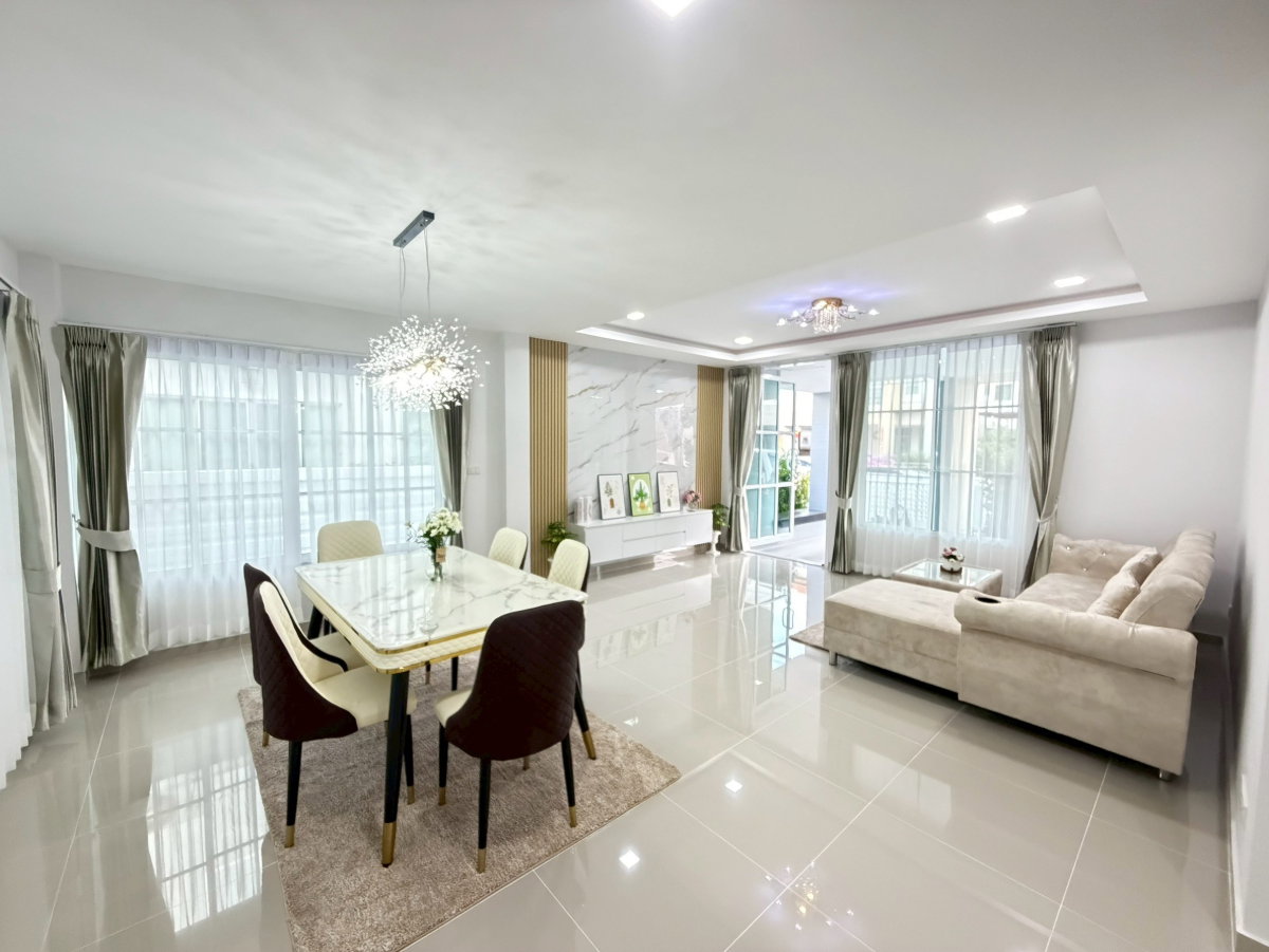 รูป บ้านแฝด ตกแต่งรีโนเวทใหม่ ทำเลดี กว้างขวาง ราคาถูก  หมู่บ้าน พร้อมพัฒน์ พรีว่า ถนนปัญญาเนเชอรัลปาร์ค ปัญญาอินทรา คลองสามวา พร้อมเฟอร์นิเจอร์สวยๆ - รูปที่ 11/23