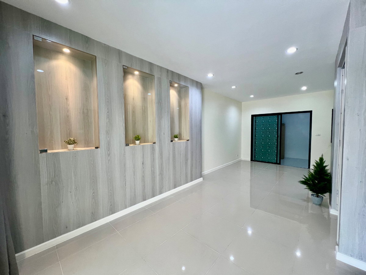 รูป ขายด่วน ราคาดีมาก ทาวน์โฮม 3 ชั้น รีโนเวทใหม่ PATIO ศรีนครินทร์–พระราม 9 ทำเลกรุงเทพกรีฑา - รูปที่ 5/39