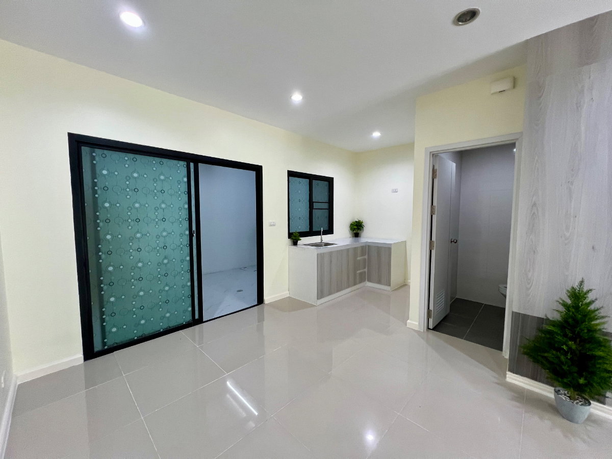 รูป ขายด่วน ราคาดีมาก ทาวน์โฮม 3 ชั้น รีโนเวทใหม่ PATIO ศรีนครินทร์–พระราม 9 ทำเลกรุงเทพกรีฑา - รูปที่ 7/39