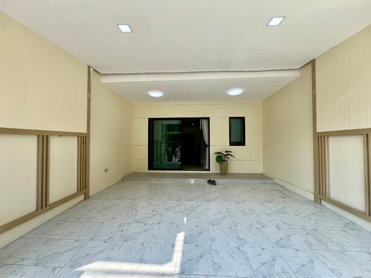 รูป ขายด่วน ราคาดีมาก ทาวน์โฮม 3 ชั้น รีโนเวทใหม่ PATIO ศรีนครินทร์–พระราม 9 ทำเลกรุงเทพกรีฑา - รูปที่ 2/39