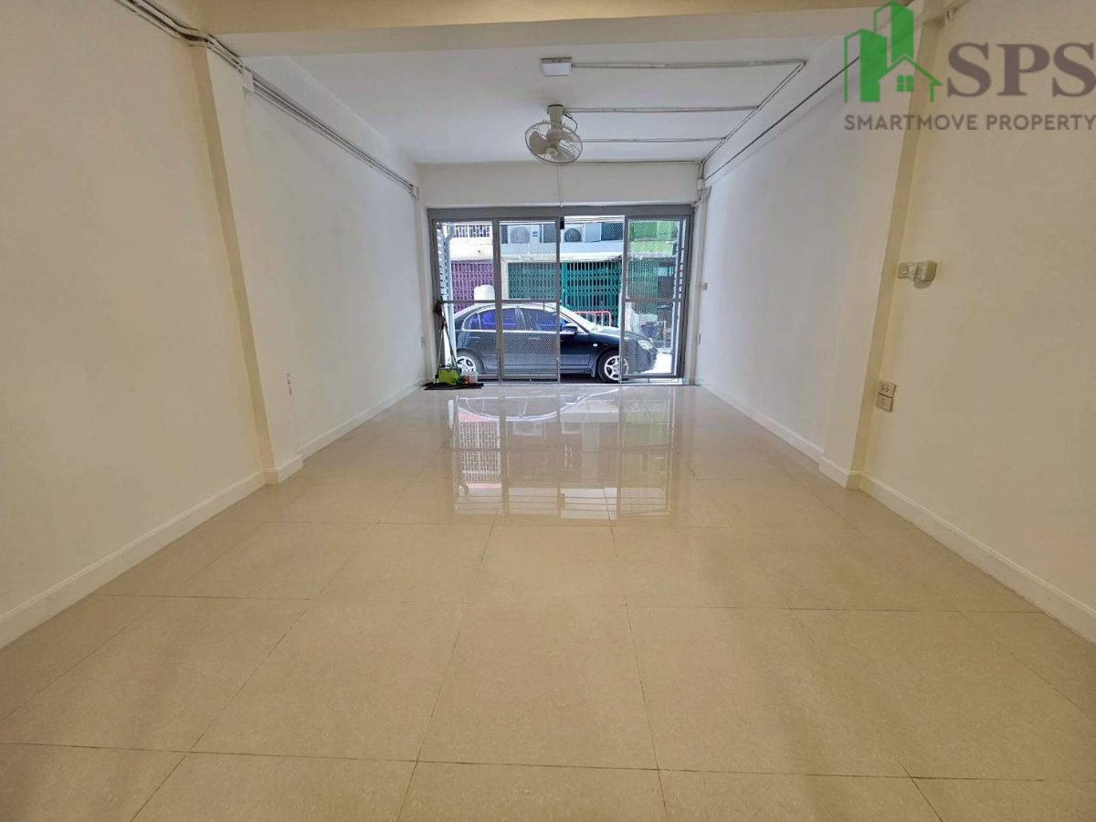 รูป ให้เช่าอาคารพาณิชย์ รีโนเวทใหม่ทั้งหลัง — เพียง 100 เมตร จาก BTS บางจาก (SPSP615) - รูปที่ 2/19