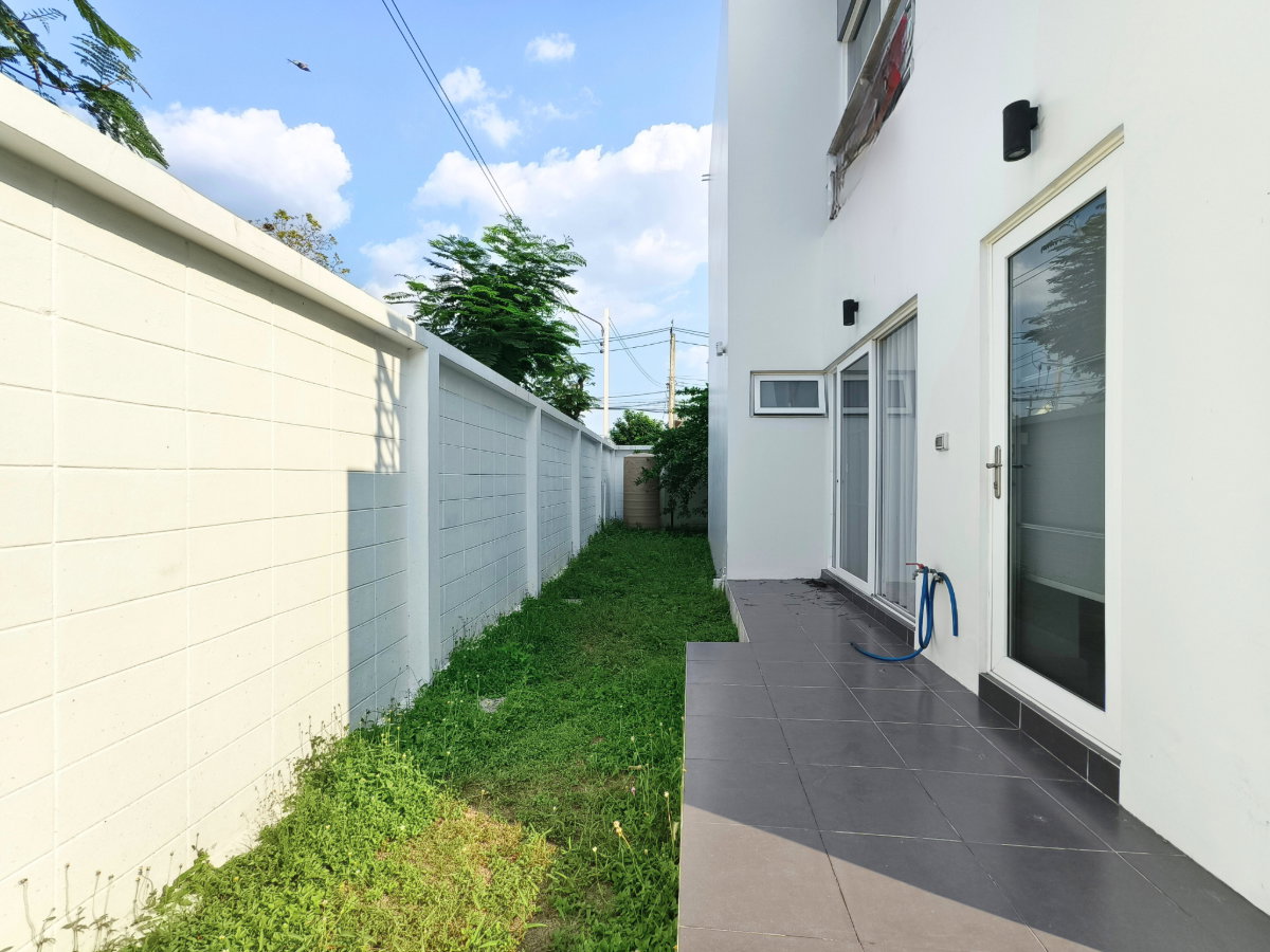 รูป ให้เช่า บ้านเดี่ยว แปลงริม Parkway Aliv รามคำแหง (ปาร์คเวย์ชาเล่ต์ เฟสใหม่) ติดรถไฟฟ้า 3 ห้องนอน 3 ห้องน้ำ บ้านสวยไม่ต้องซ่อม พร้อมตกแต่ง - รูปที่ 3/17