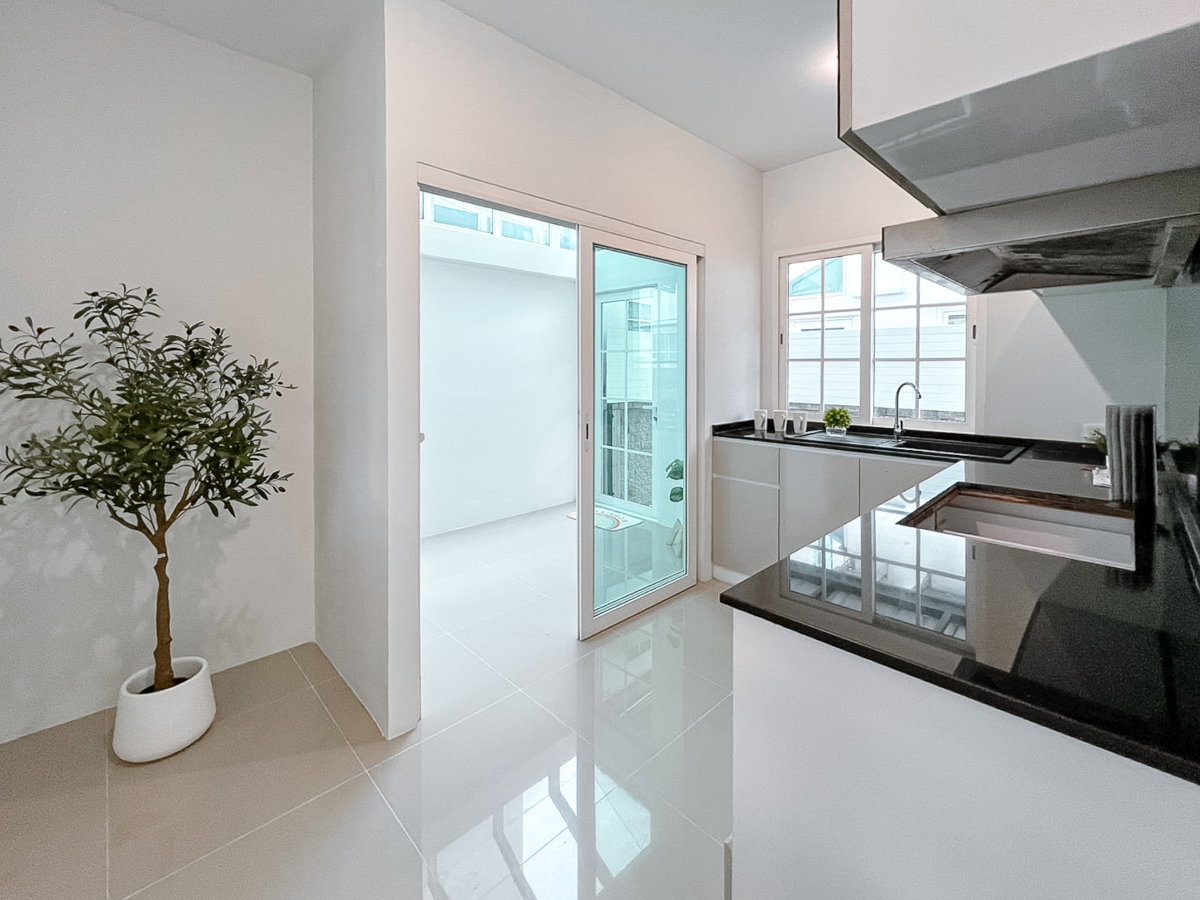 รูป ขายบ้านแฝด 2 ชั้นหลังมุม รีโนเวทใหม่ทั้งหลัง "โกลเด้น นีโอ สาทร" เพียง 11.9 ล้าน - รูปที่ 12/33