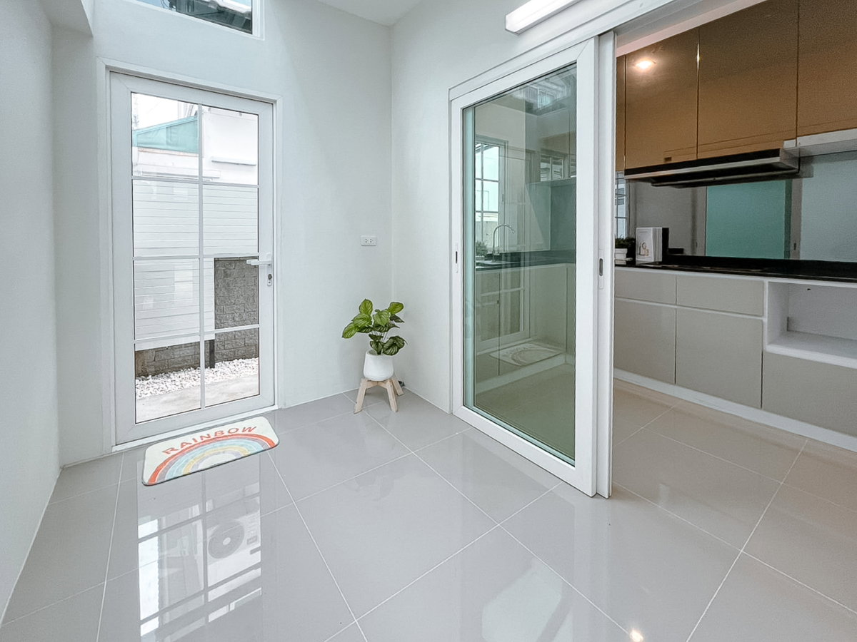 รูป ขายบ้านแฝด 2 ชั้นหลังมุม รีโนเวทใหม่ทั้งหลัง "โกลเด้น นีโอ สาทร" เพียง 11.9 ล้าน - รูปที่ 14/33