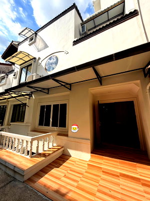 เช่าทาวน์โฮม ถนนสาทรใต้ : 🏡✨ ปล่อยเช่าทาวน์โฮม 4 ชั้น หมู่บ้านลานทอง – ย่านสาทร 4 ห้องนอน 6 ห้องน้ำ ทำเลสาทร ใกล้ BTS เดินได้ วิวตึกมหานคร อนุญาตให้เลี้ยงสัตว์ 🐶🐱