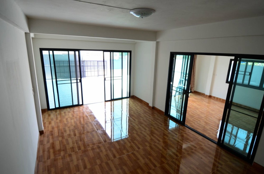 รูป 🏡 ให้เช่าบ้านเดี่ยว 2 ชั้น / Home Office ย่านโชคชัย 4 ✨ บ้านหัวมุม ทำเลดี เดินทางสะดวก เหมาะสำหรับอยู่อาศัยหรือทำโฮมออฟฟิศ - รูปที่ 3/9