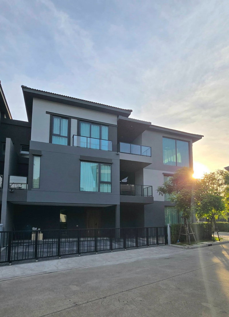 บ้านเดี่ยวให้เช่า : P0524/บ้านหรูให้เช่า บ้านกลางเมือง ดิอิดิชั่น บางนา บ้านสามชั้นพร้อมลิฟท์และ Penthouse Lounge ส่วนตัว ใกล้เมกาบางนาเพียง 1 นาที