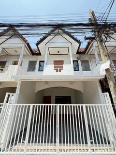  281AGKI ทาวน์เฮ้าส์ 2 ชั้น ทำเลสะพานใหม่ ใกล้รถไฟฟ้า บ้านรีโนเวทแล้ว พร้อมเข้าอยู่  